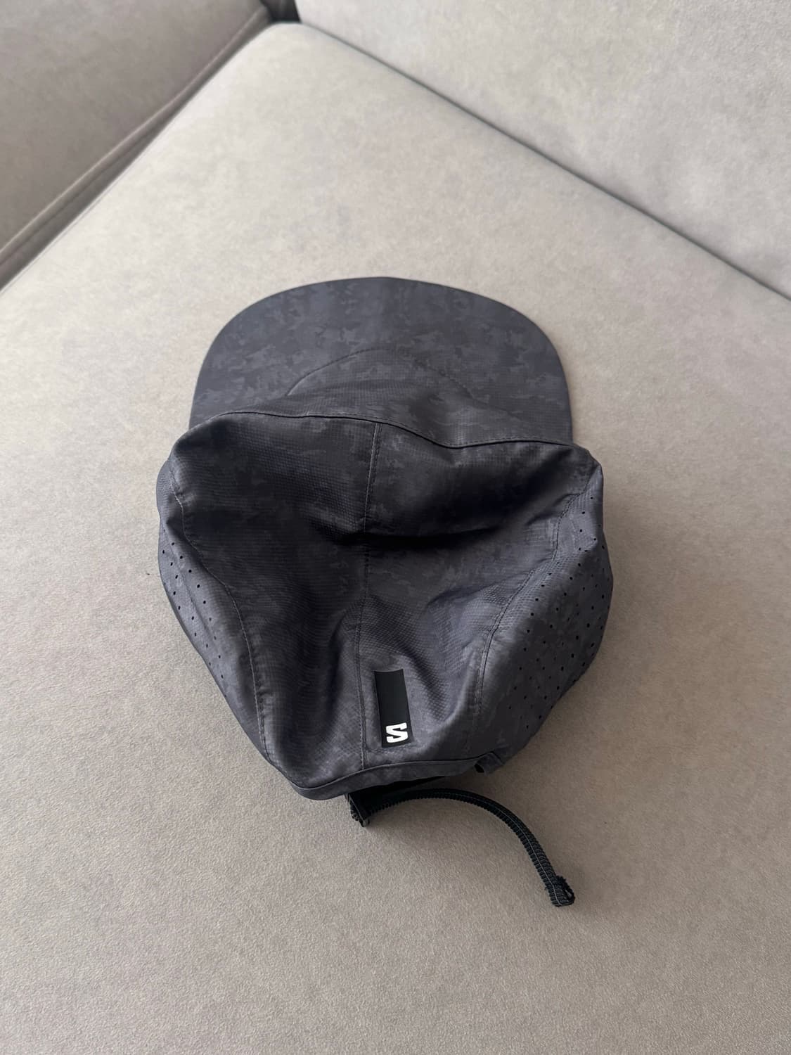 살로몬 에어로 서큘 런 캡 차콜 OS 상품이미지2