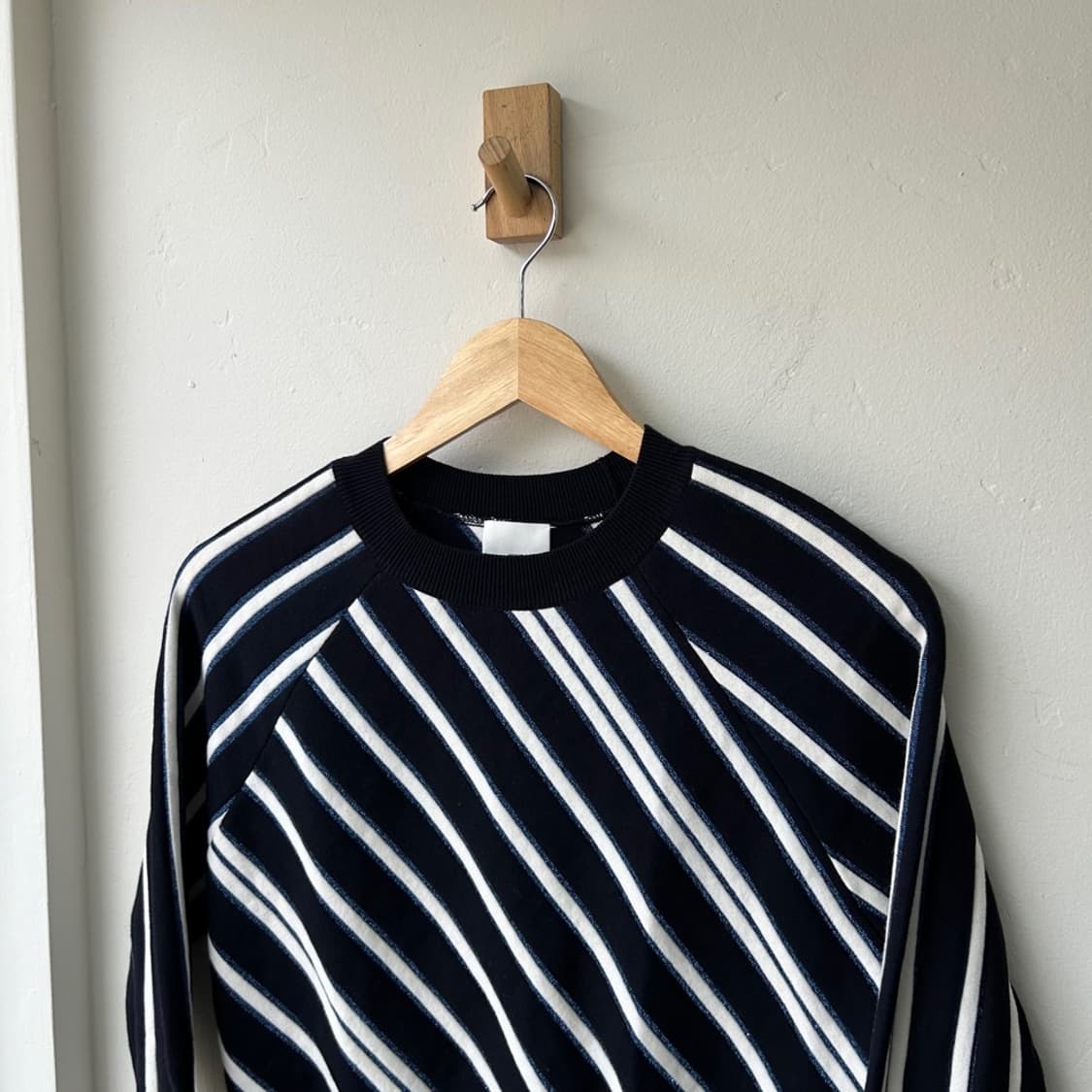 17172 - 구호 사선 스트라이프 니트 상품이미지1