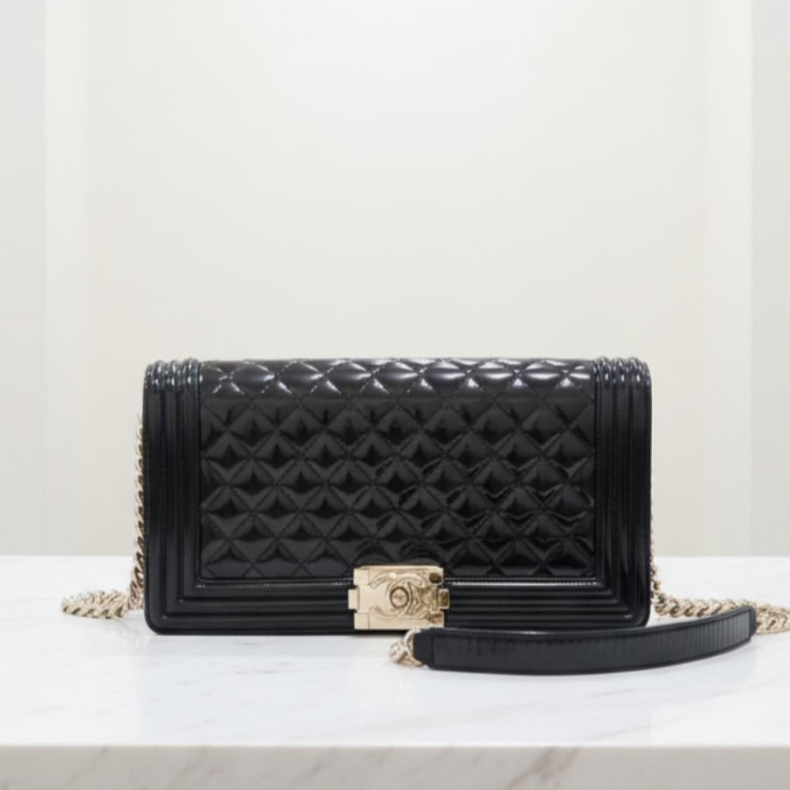 샤넬 보이백 라지 블랙 페이턴트 금장 22번대 정품감정서 상품이미지1