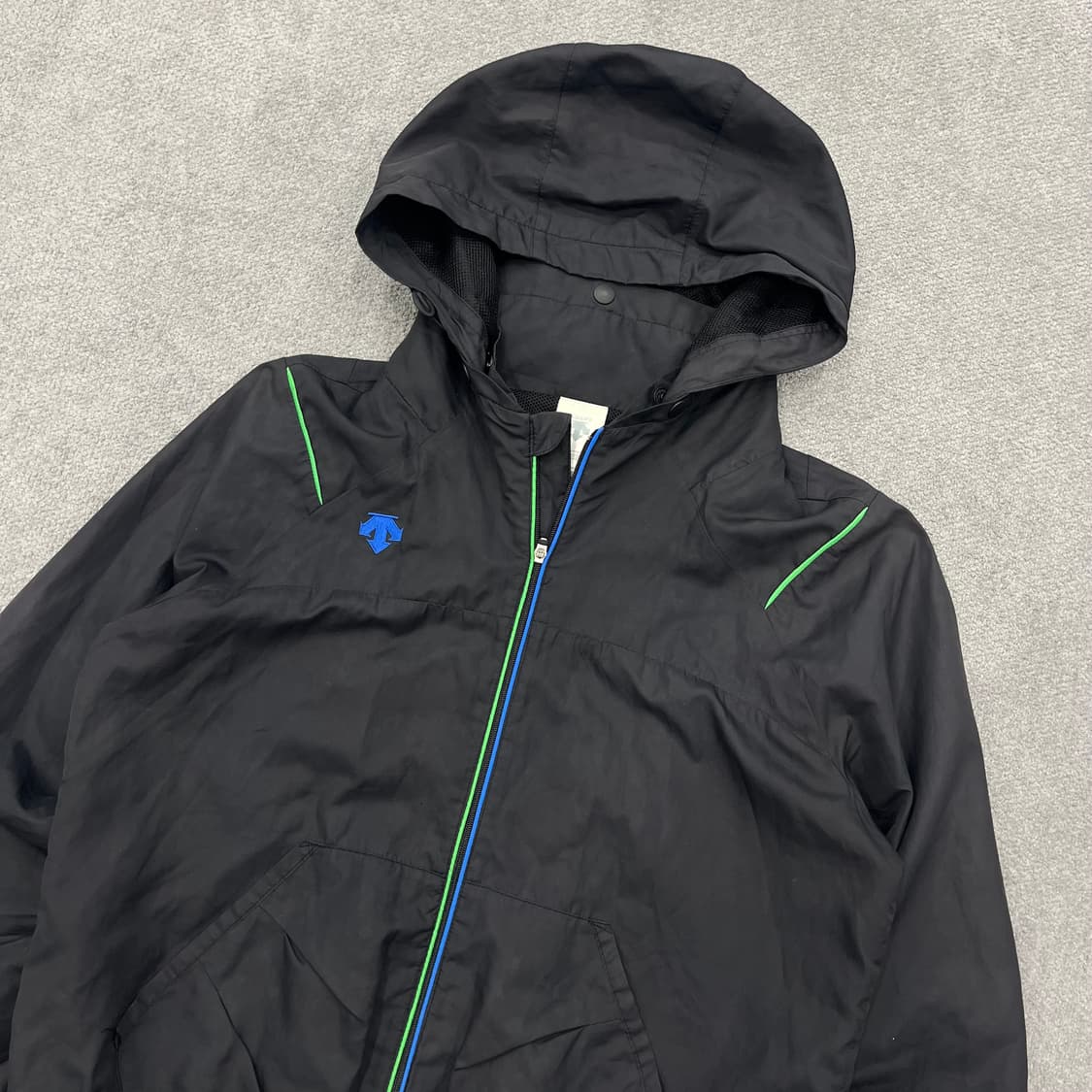 90 데상트 블랙 후드 바람막이 자켓 상품이미지2