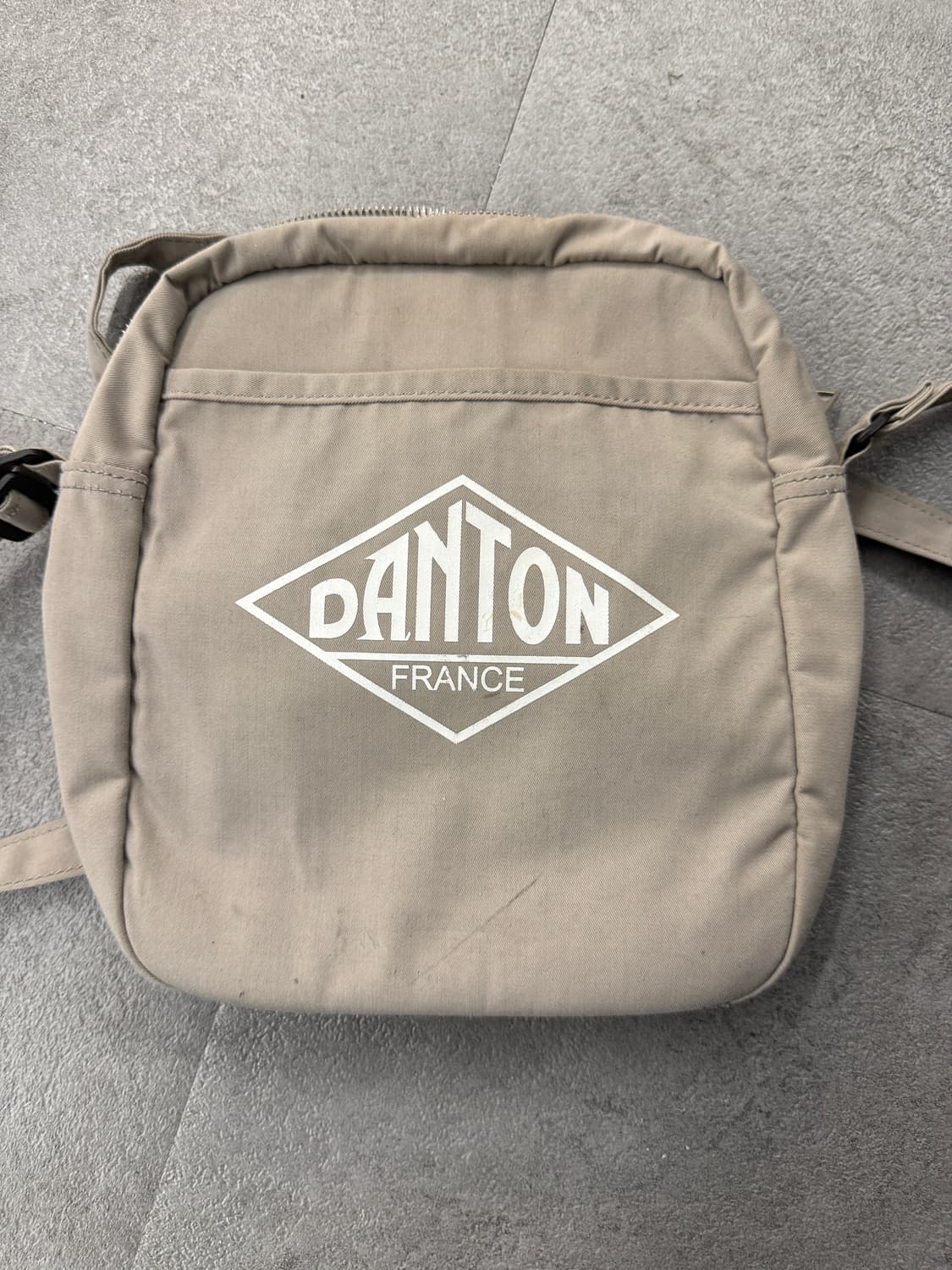 단톤 스퀘어 로고 크로스백 베이지 상품이미지2