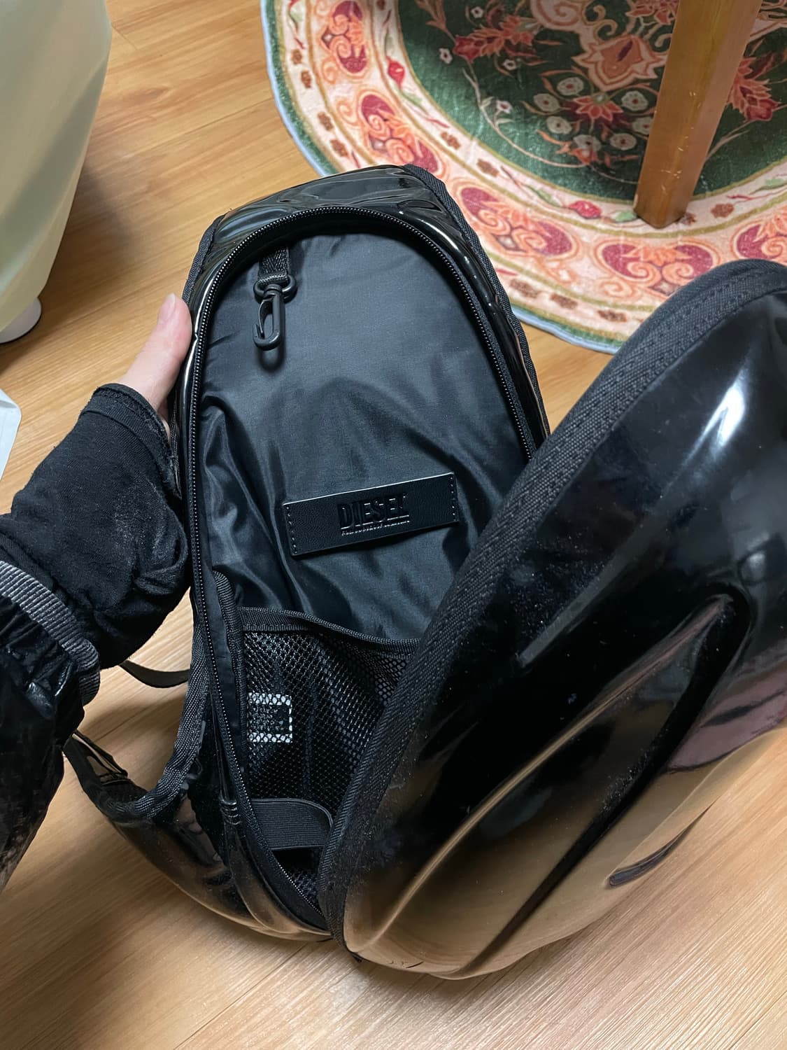 디젤 1DR-팟 하드 쉘 슬링백 가방 블랙 상품이미지5