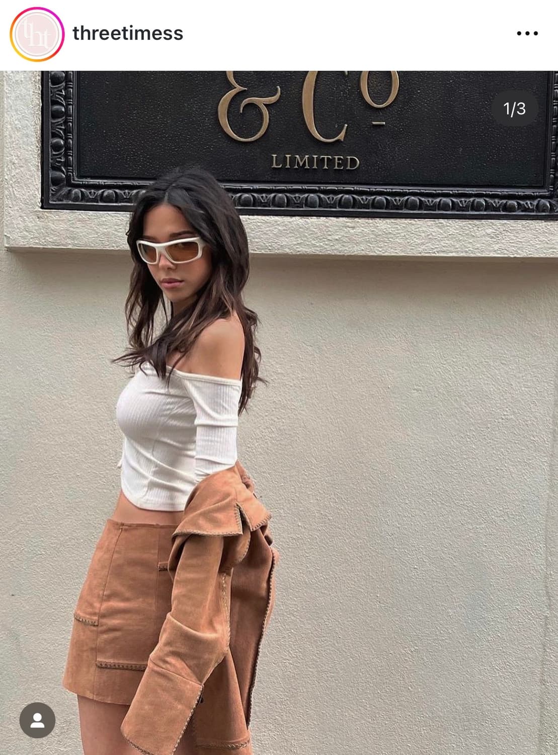 쓰리타임즈 원 숄더 버튼 티 베이지 그레이 상품이미지1