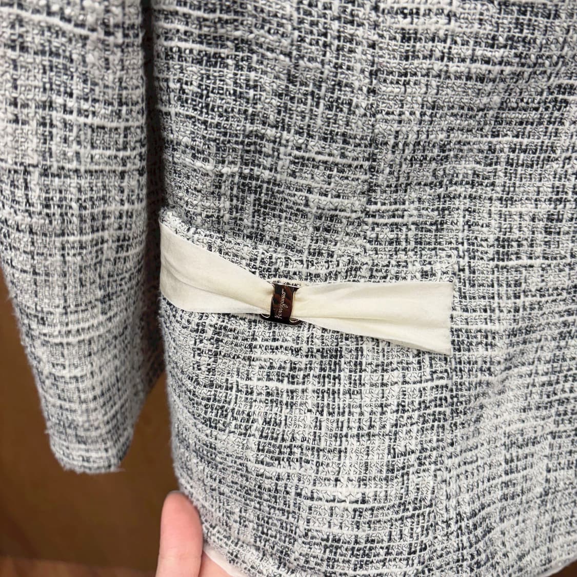 살바토레 페라가모 트위드 자켓 간치니 버클 포켓 테일러드핏 아이보리 상품이미지6