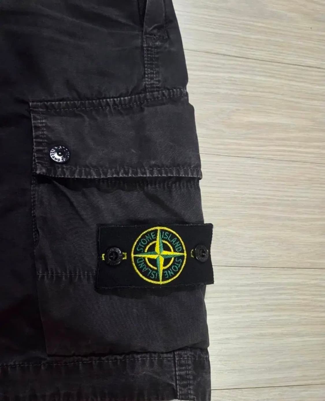 [23SS] 스톤아일랜드 와펜 버뮤다 카고 반바지 블랙 상품이미지4