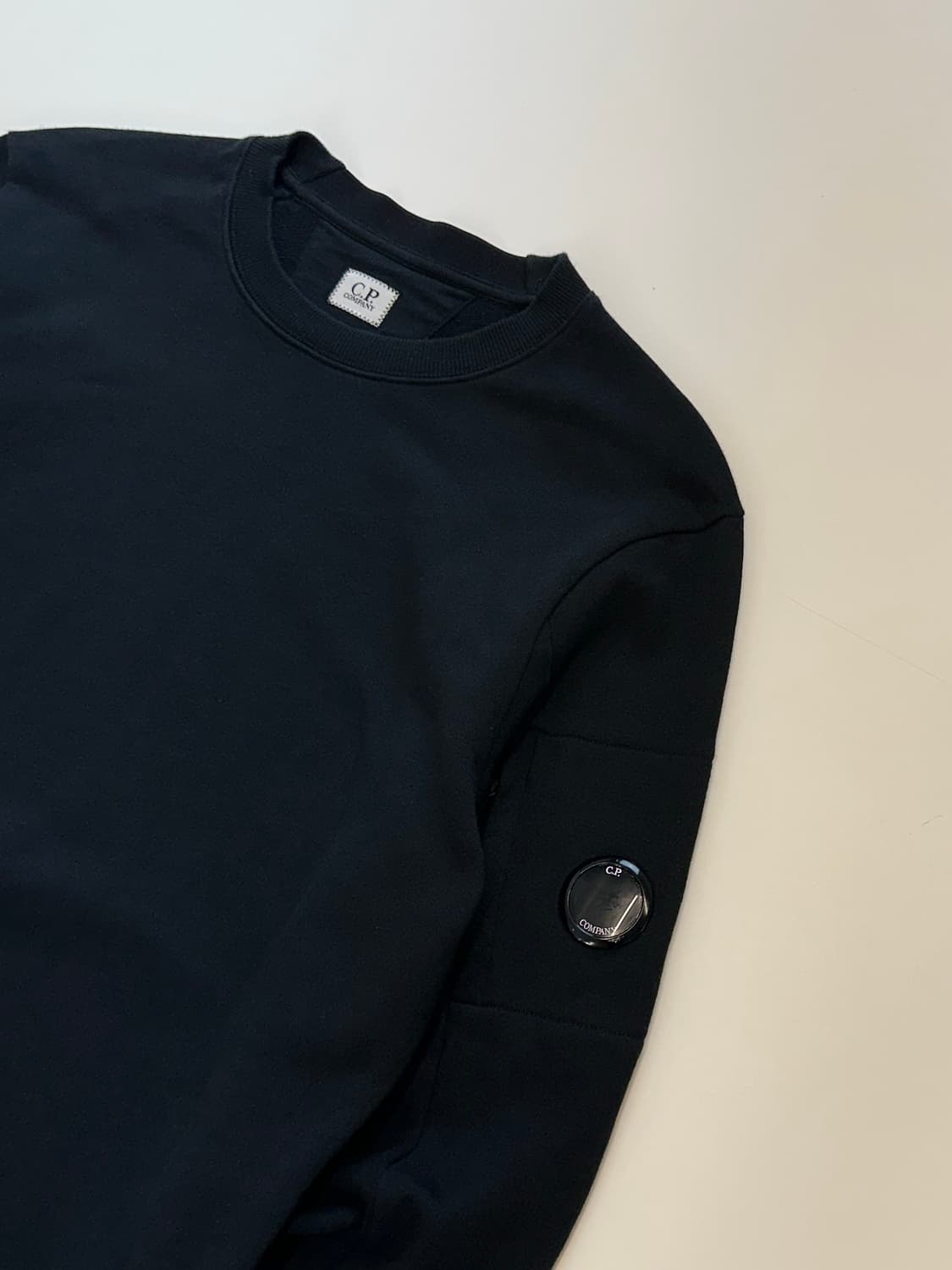 CP컴퍼니 렌즈 맨투맨 XL 상품이미지1