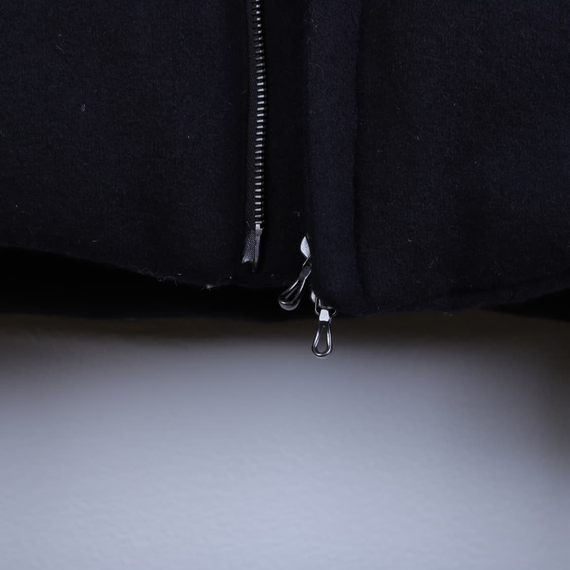 2 / Kazuyuki Kumagai 사선 집업 울 캐시미어 다운 패딩 상품이미지5