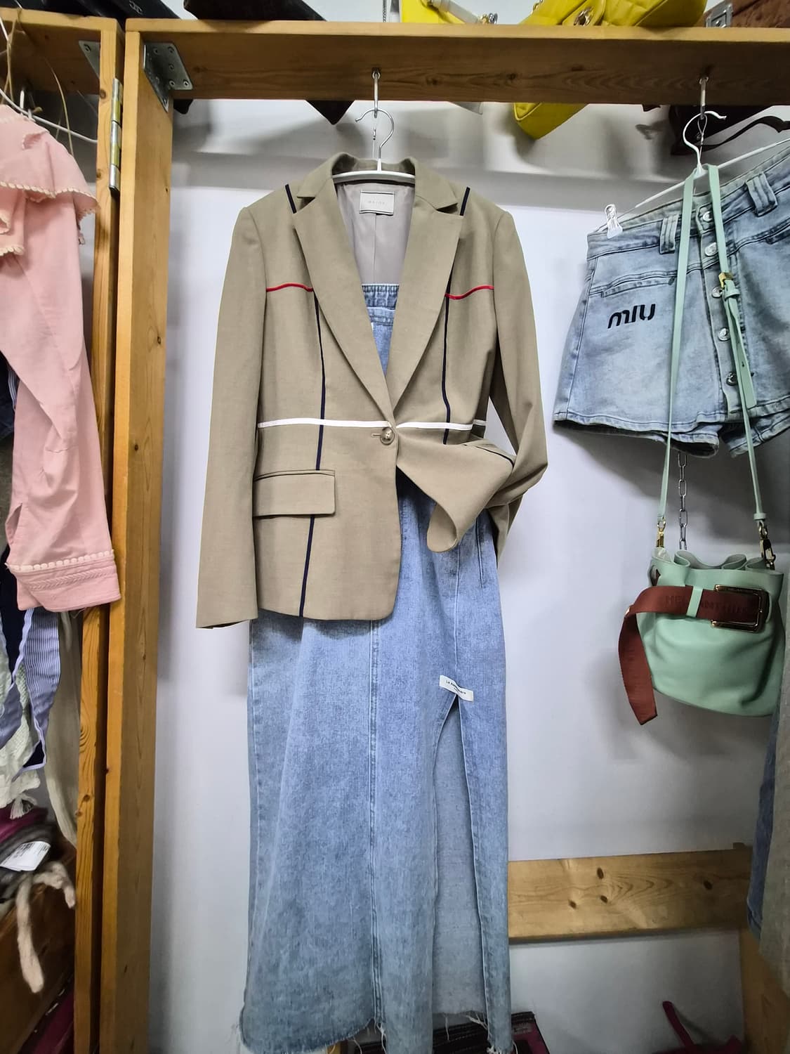 beige 핀턱 자켓. 데님 멜빵 슬릿 원피스 상품이미지1