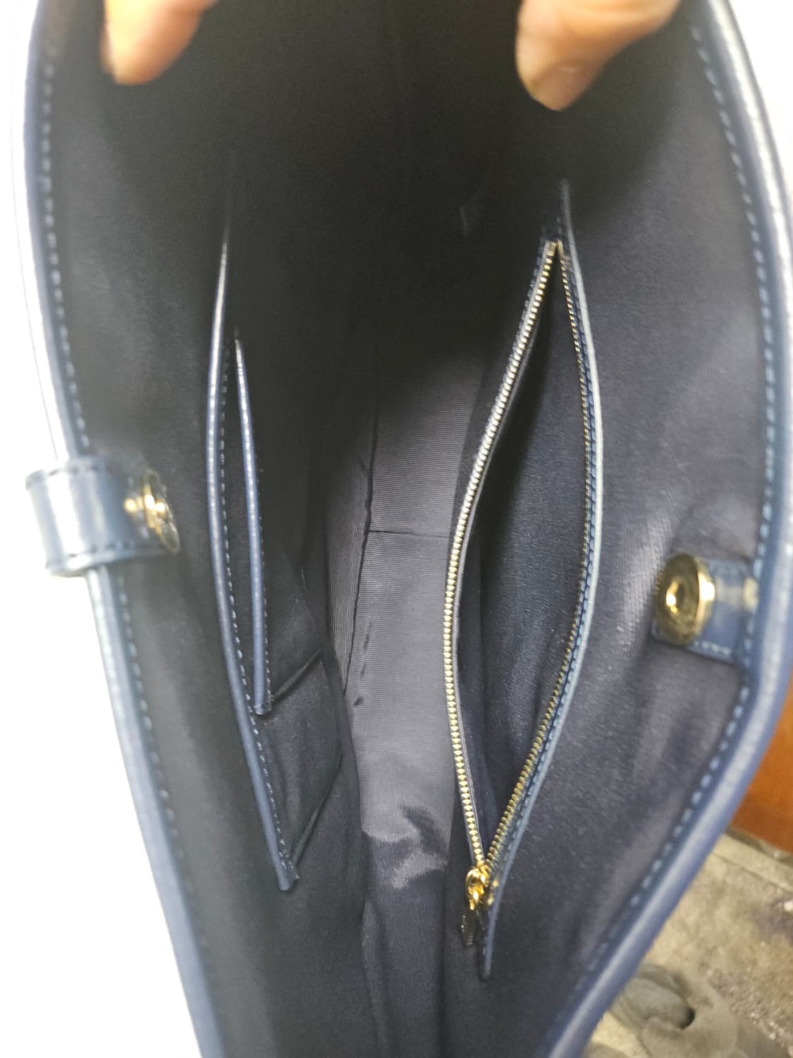 라코스테 가죽 시그니쳐 스틸 로고 크로스백 상품이미지6