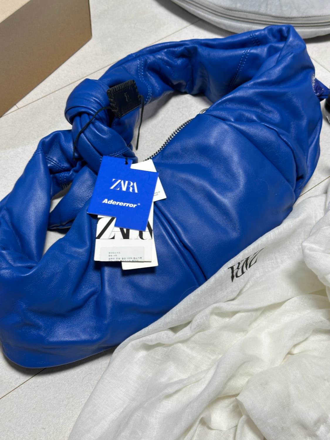 자라 아더에러 레더 매듭 숄더백 블루 상품이미지1