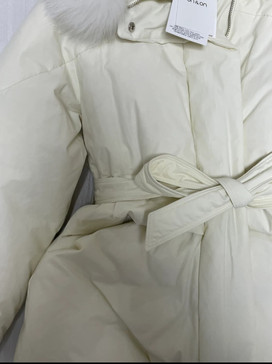 새상품 온앤온 폭스퍼 구스 숏다운 01 정채연 상품이미지3