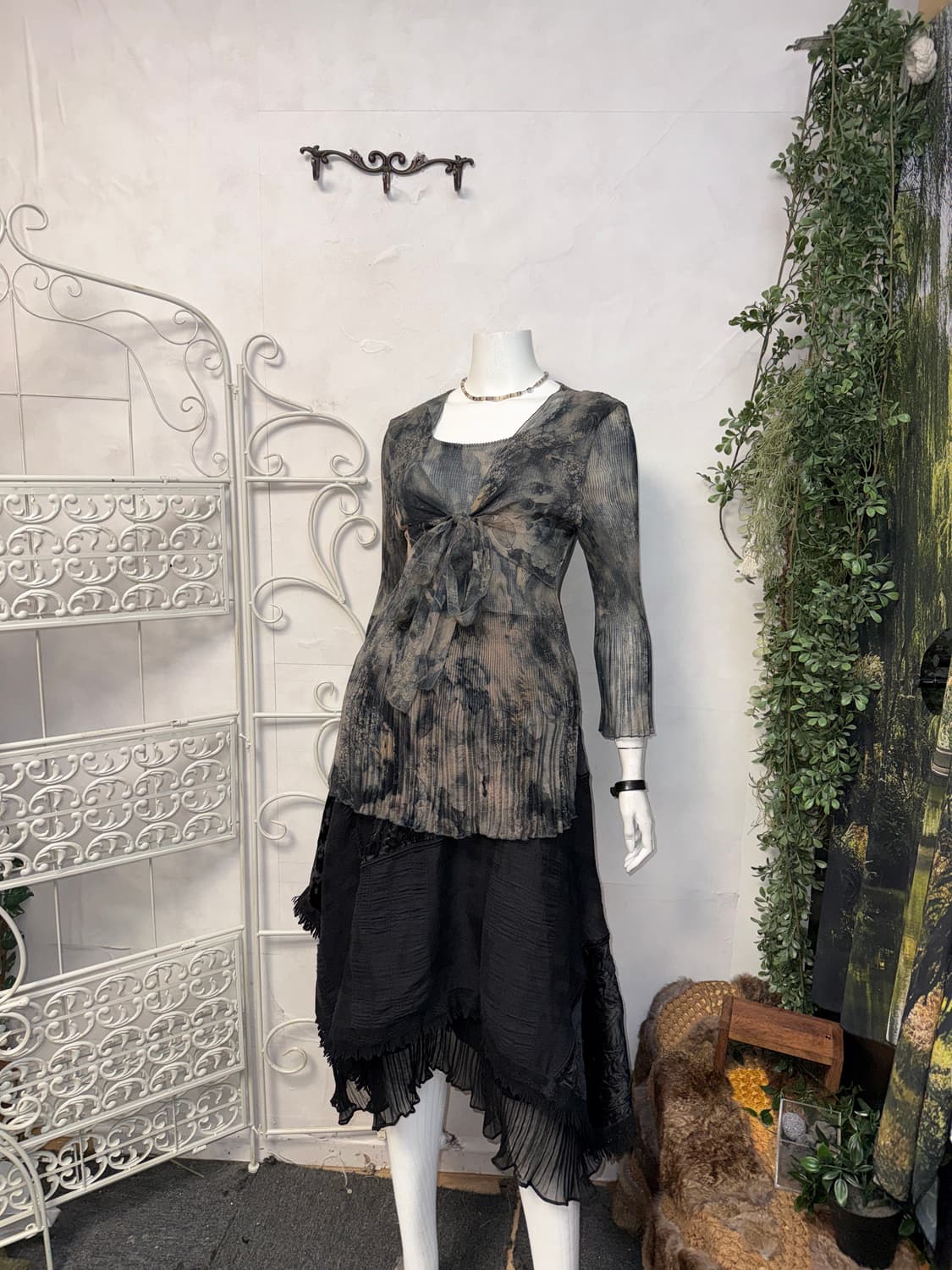 Charcoal oriental floral pleats blouse  상품이미지6