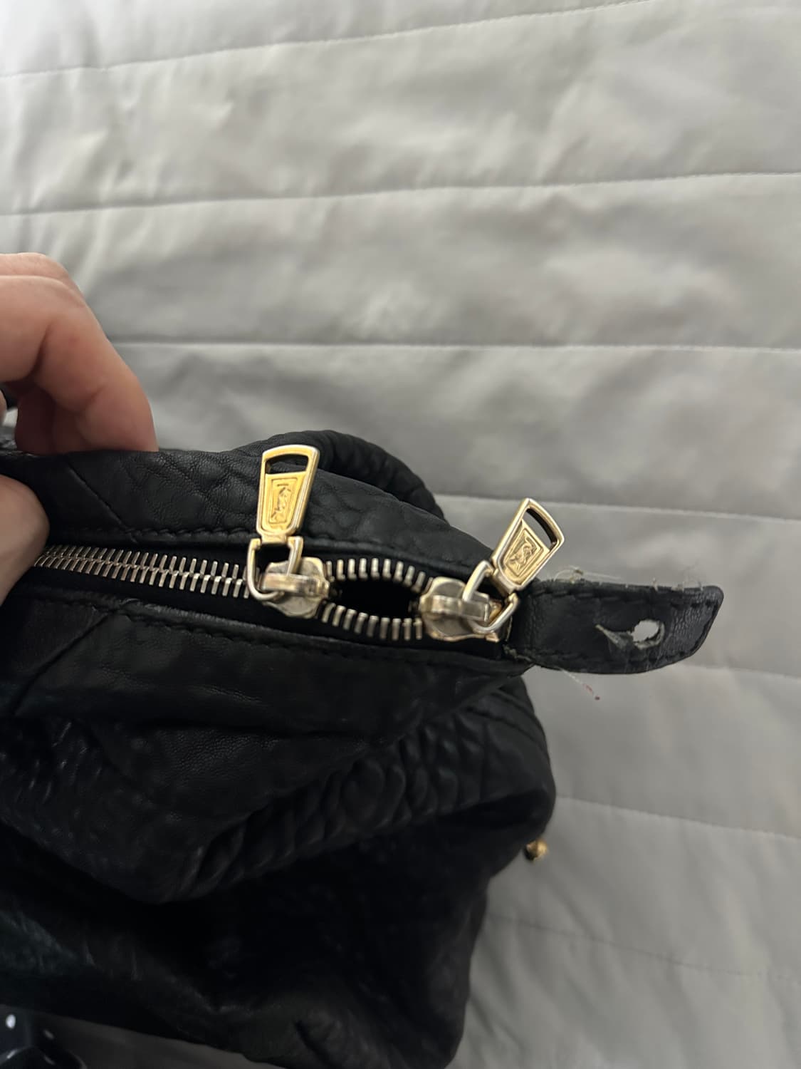 생로랑 이지백 라지 페블레더 블랙 고트스킨 상품이미지6