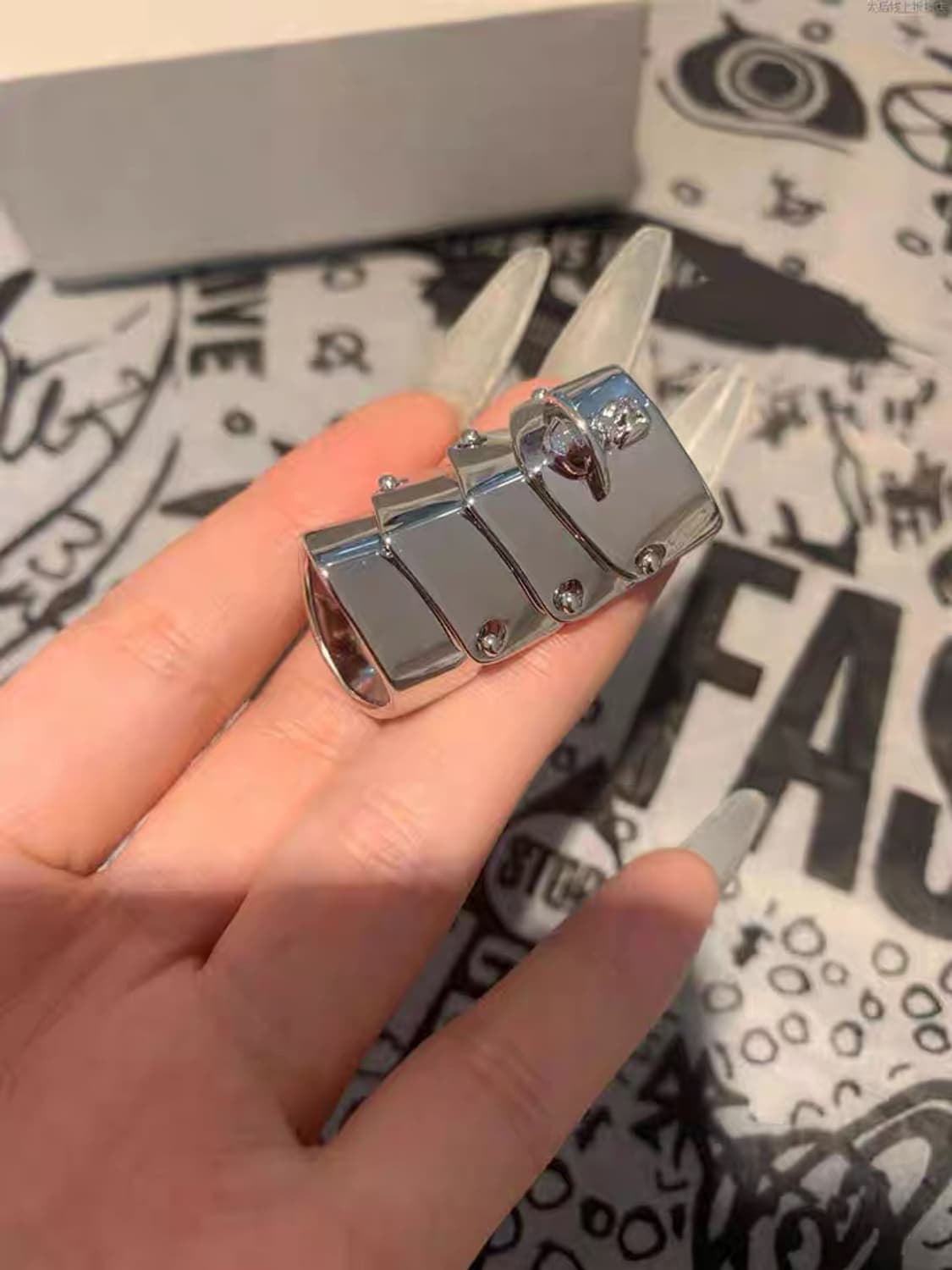 Vivienne Westwood 아머 실버 관절 반지 상품이미지2