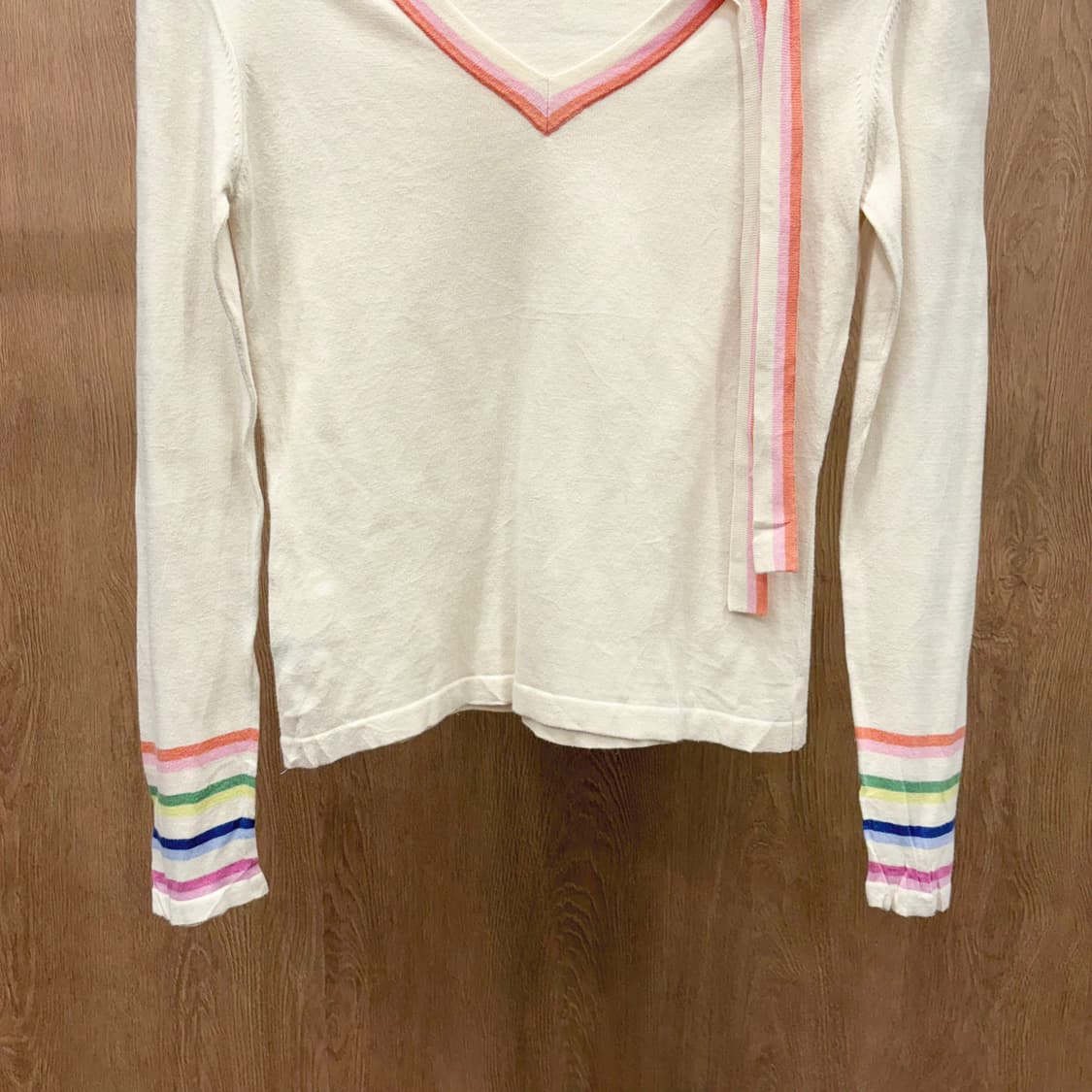 폴스미스 브이넥 롤슬리브 니트톱 소매 레인보우 스트라이프 디테일 베이지 상품이미지5