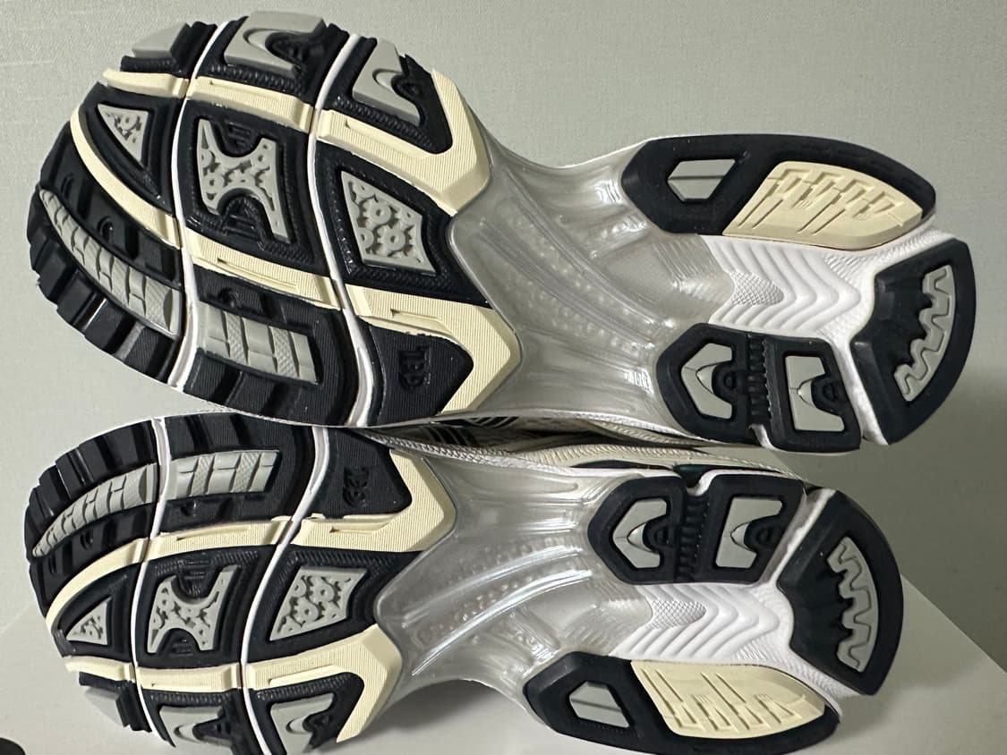 아식스 젤 카야노 14 화이트 미드나잇 245 사이즈 판매합니다. 상품이미지4