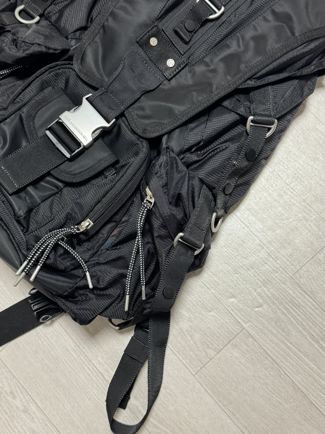 앤더슨벨 유니섹스 테크니컬 스몰 베를린 백팩 블랙 상품이미지5