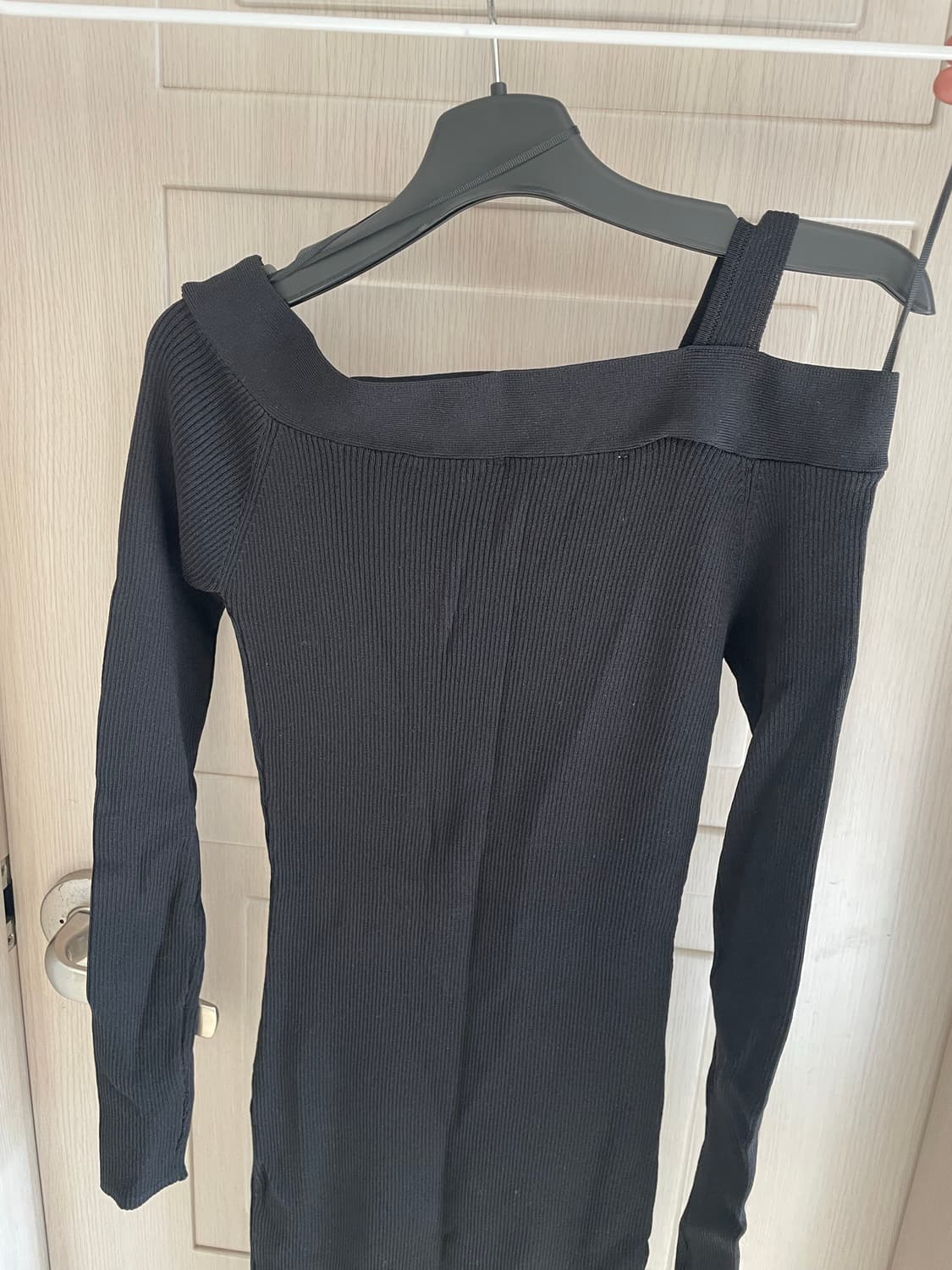 [자라] 블랙 언밸런스 오프숄더 니트 롱 원피스(연말룩 추천) 상품이미지4