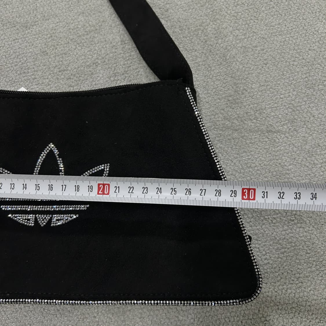 아디다스 블랙 스웨이드 라인스톤 숄더백 상품이미지6