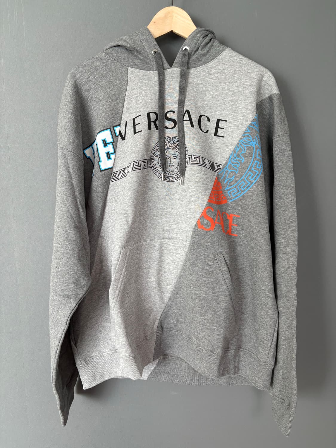 베르사체 후드티셔츠 상품이미지1