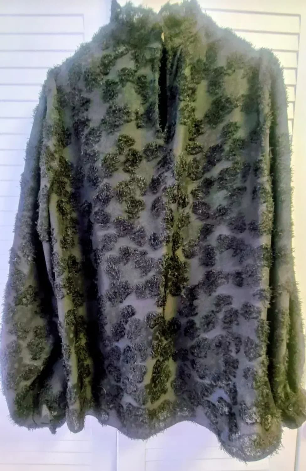 블랙 색상의 독특한 질감 패턴이 돋보이는 우아하고 고급스러운 블라우스 상품이미지1