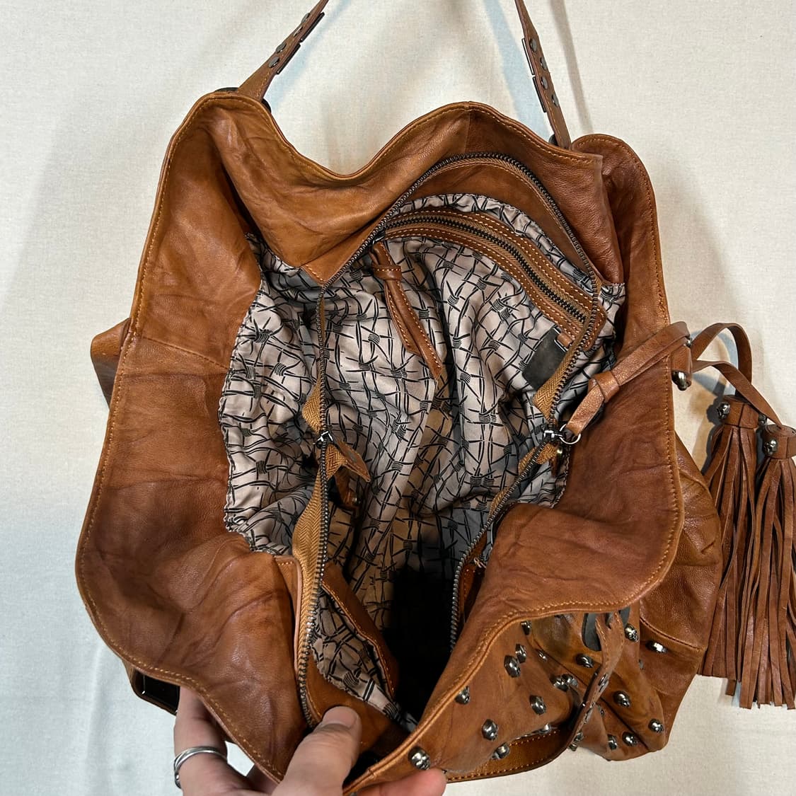 가죽 해골 스컬 스터드 숄더백 브라운 상품이미지4