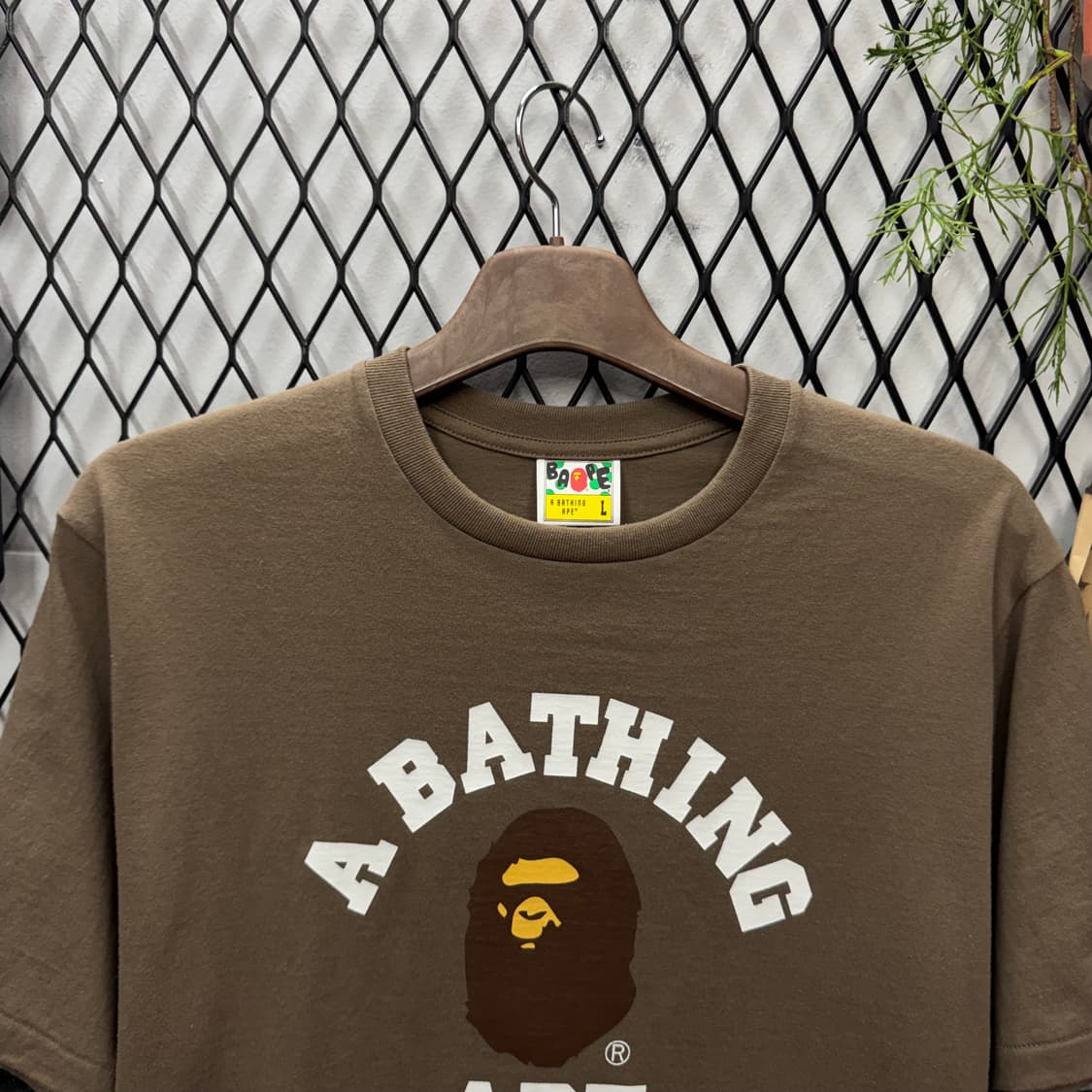 베이프 반팔 티셔츠 전면 클래식 고릴라 로고 디테일 카키베이지 상품이미지3