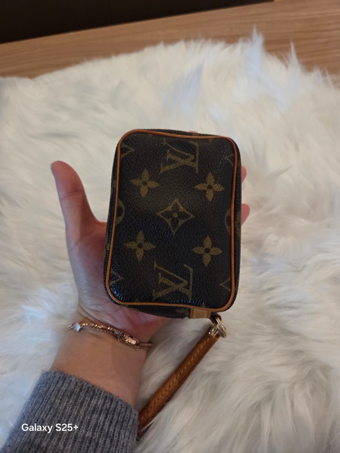 루이비통 모노그램 미니 파우치 with 스트랩 상품이미지1