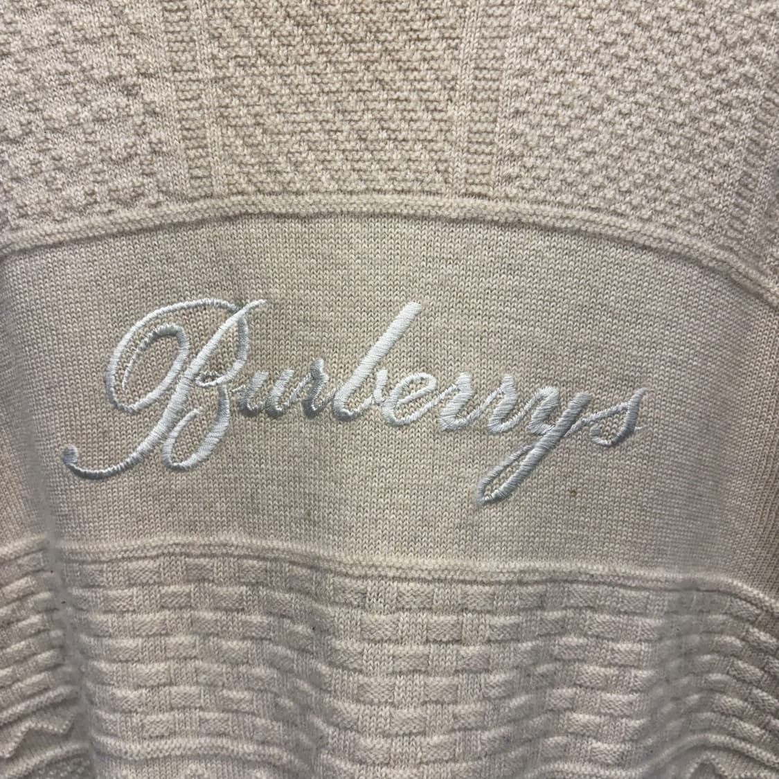 버버리 라운드넥 긴팔 울 니트 입체 텍스처 패턴 로고 자수 디테일 베이지 상품이미지6