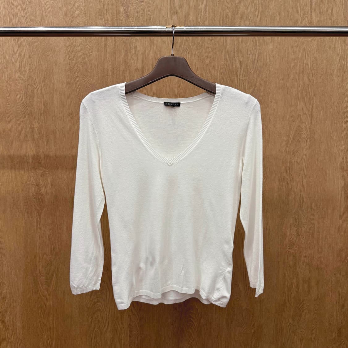 띠어리 브이넥 라인 심플 긴팔 니트 베이직 슬림핏 화이트 상품이미지2