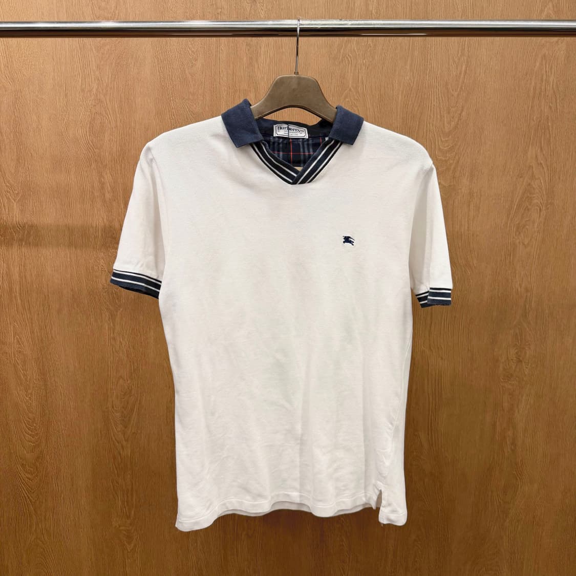 버버리 코튼 반팔 티셔츠 배색 카라넥 로고 자수 디테일 레귤러핏 화이트 상품이미지2