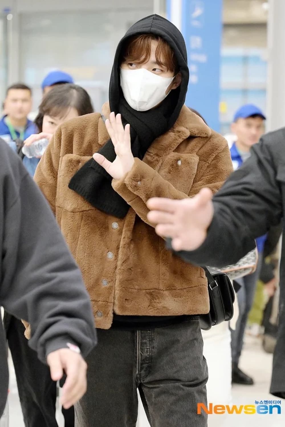 생로랑 23 F/W Faux Fur 트러커 자켓 판매 합니다. 상품이미지2