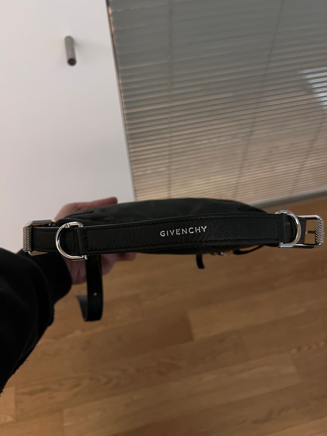 지방시 Voyou 미니 레더 숄더 백 상품이미지4