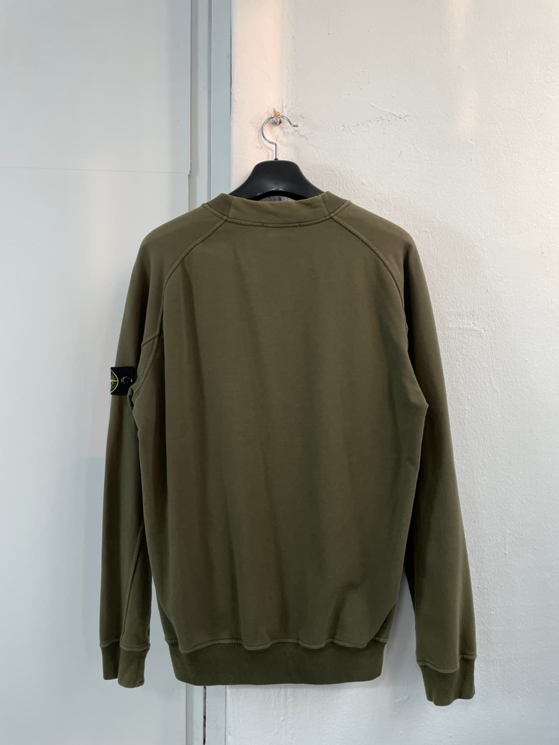 스톤 아일랜드 와펜 카키 맨투맨 상품이미지5