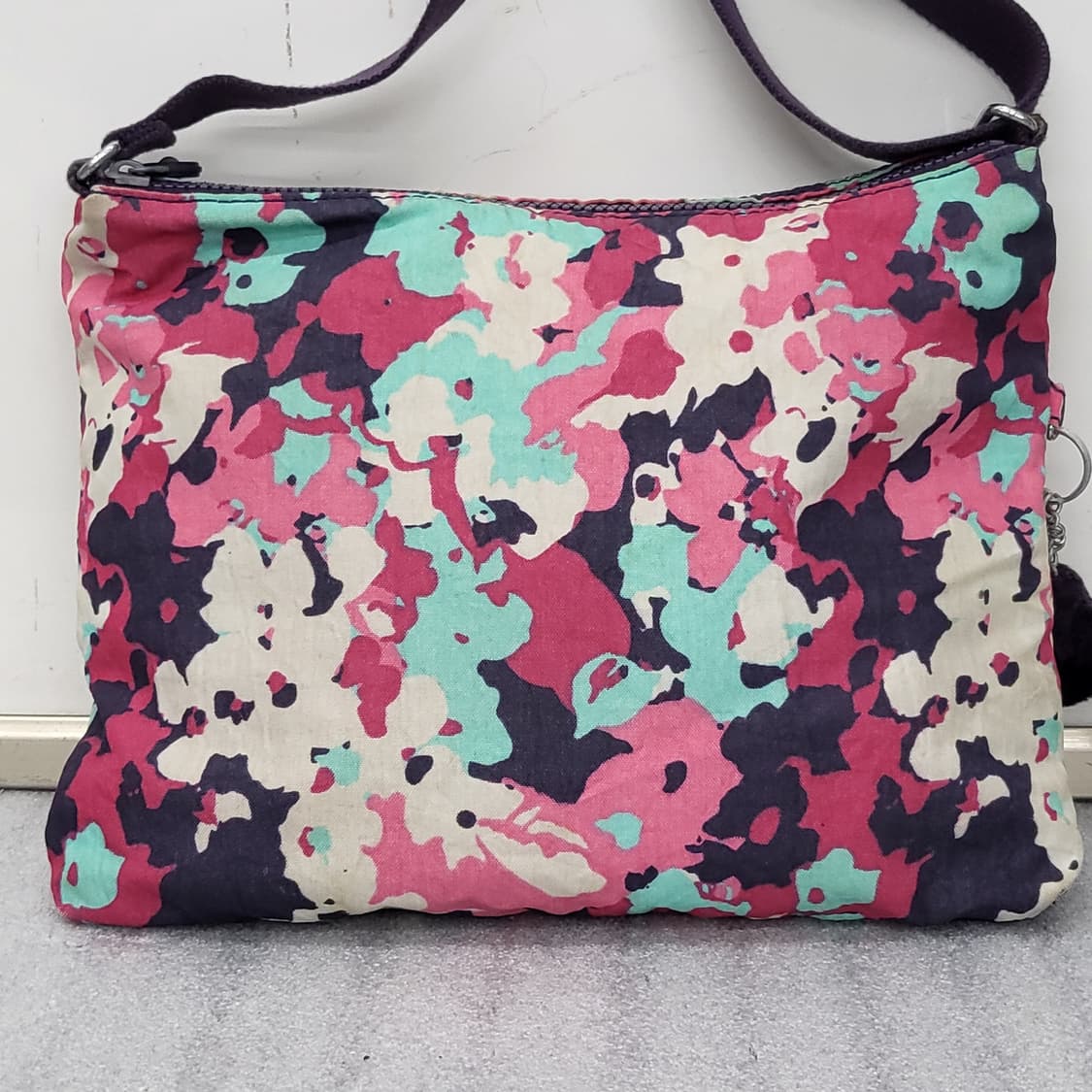 키플링의 매력적인 플라워 패턴 크로스백 상품이미지5