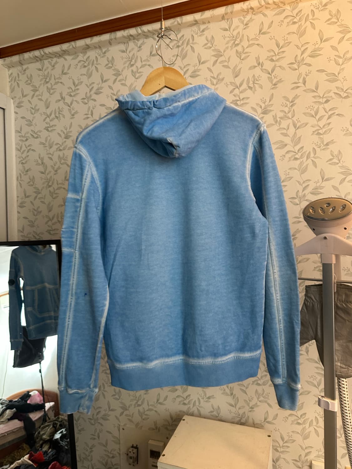 C.P. Company 하늘색 후드티  (90-95) 22FW 상품이미지2