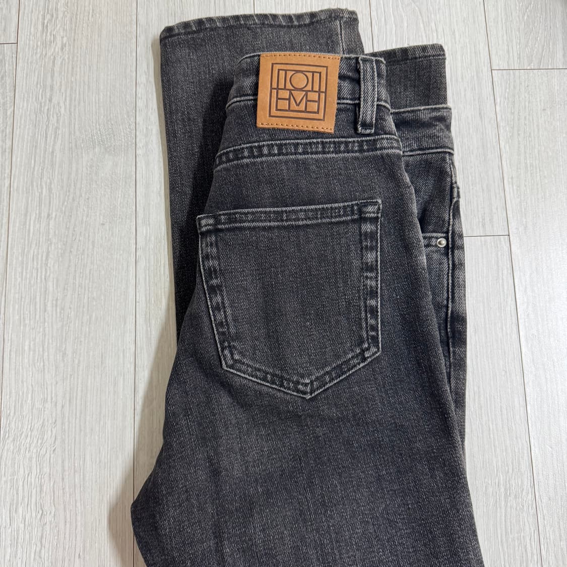 Toteme 스탠다드 데님 흑청 상품이미지1