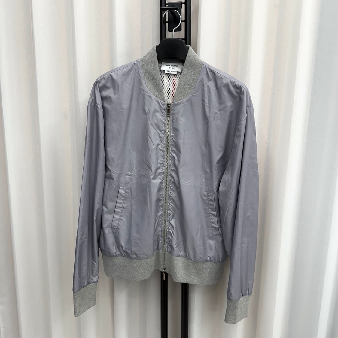 [4] 톰브라운 백삼선 나일론 봄버 자켓 상품이미지2
