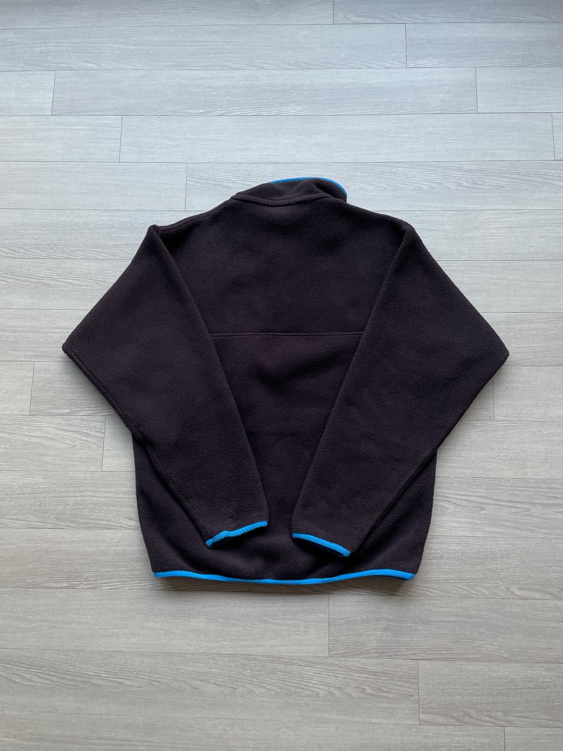 파타고니아 신칠라 브라운 플럼 잔나비 최정훈 착용 상품이미지3