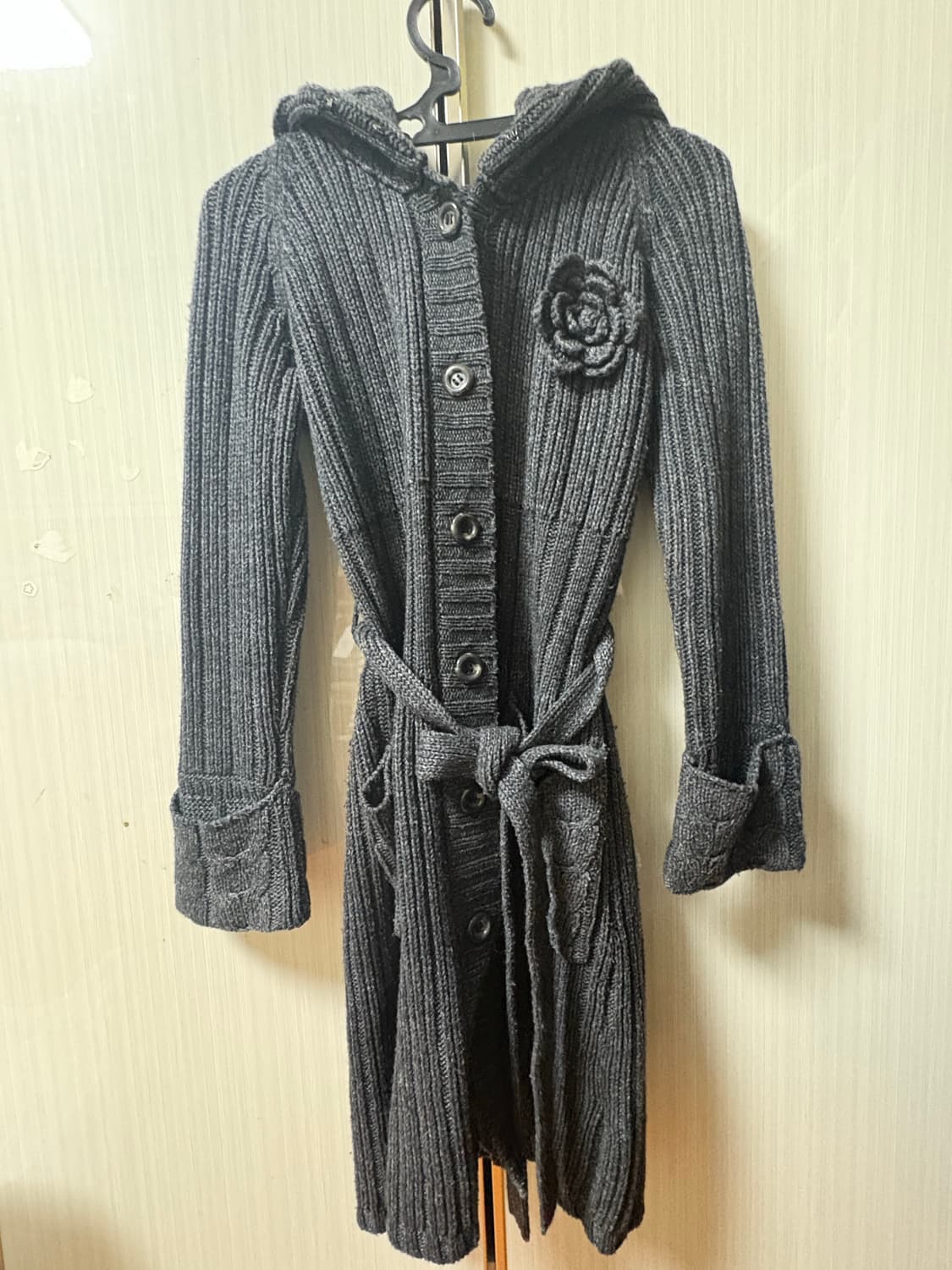 gallery visconti 회색 브로치 가디건 상품이미지1