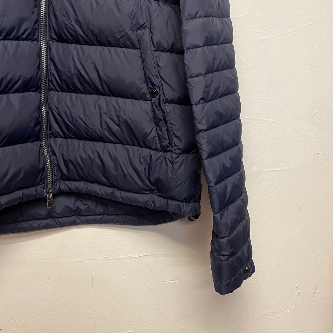 버버리 네이비 구스다운 후디 경량 패딩   상품이미지4