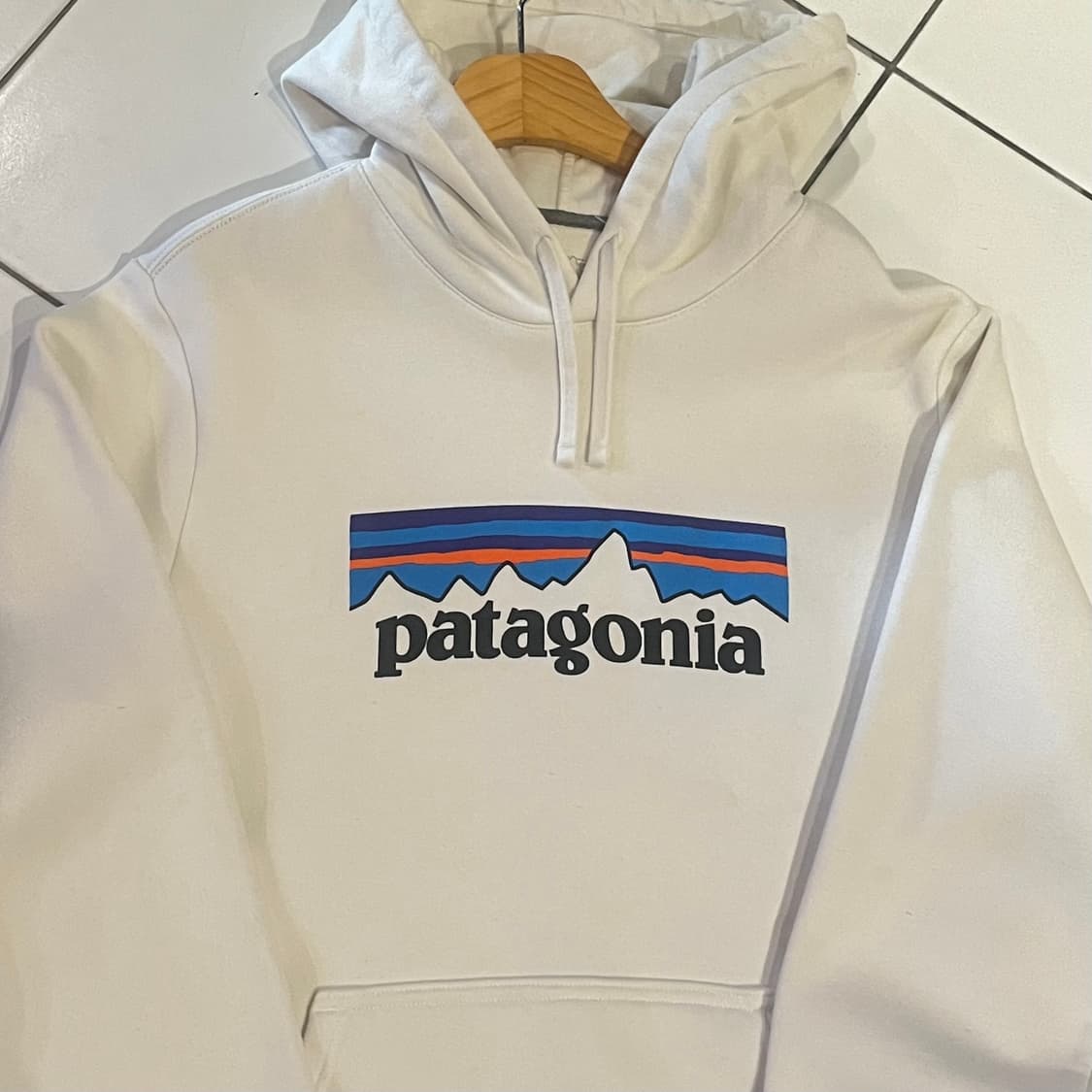 파타고니아 P-6로고 업라이절 화이트 후드티 상품이미지2