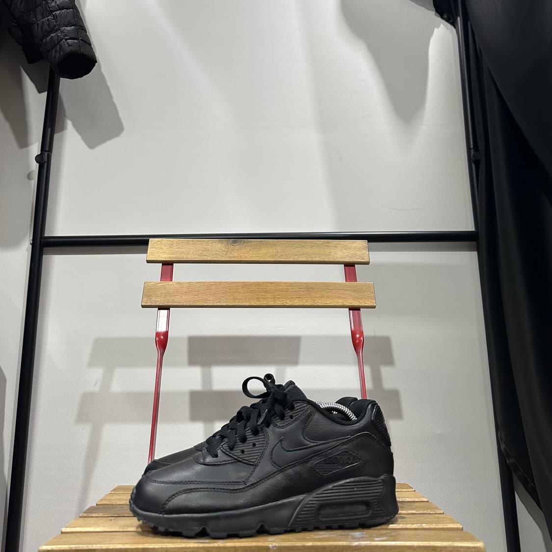 250) 나이키 운동화 남녀공용 신발 에어맥스90 올블랙 레더 상품이미지3