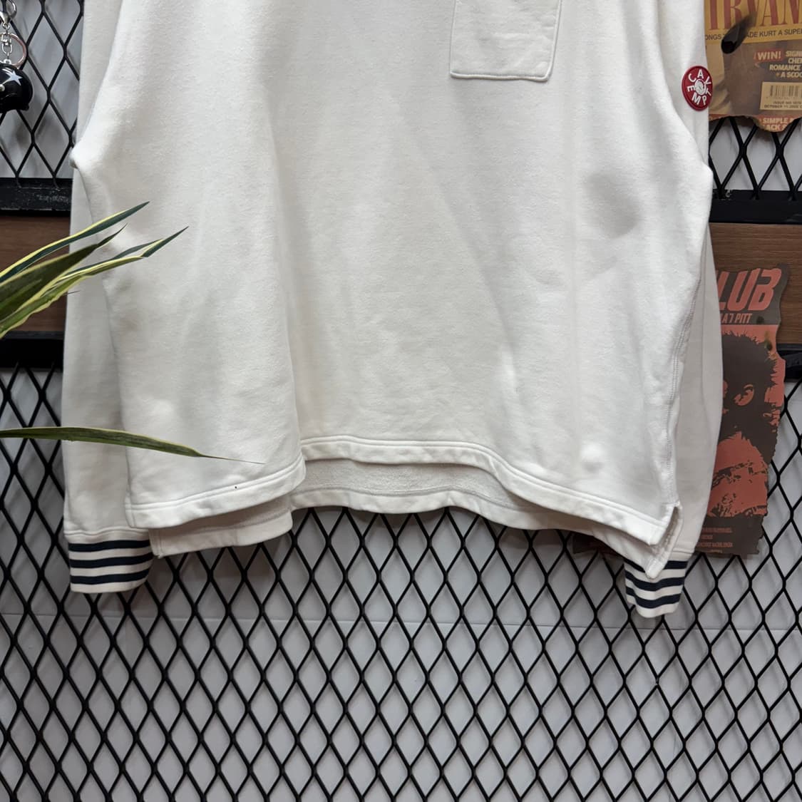 카브엠트 원포켓 스웻셔츠 후면 CE 로고 포인트 화이트 맨투맨 상품이미지4