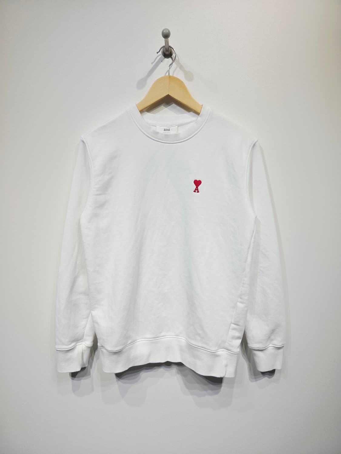 아미(Ami) 스몰 하트 로고 맨투맨 화이트 상품이미지2