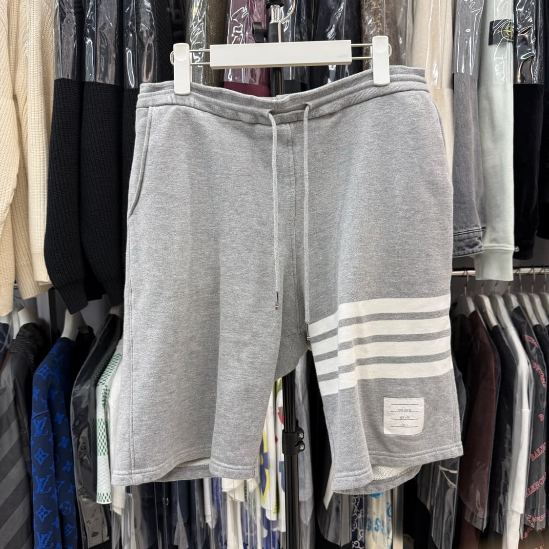 [리오브전포점] 톰브라운 사선 완장 자수 반바지 상품이미지1