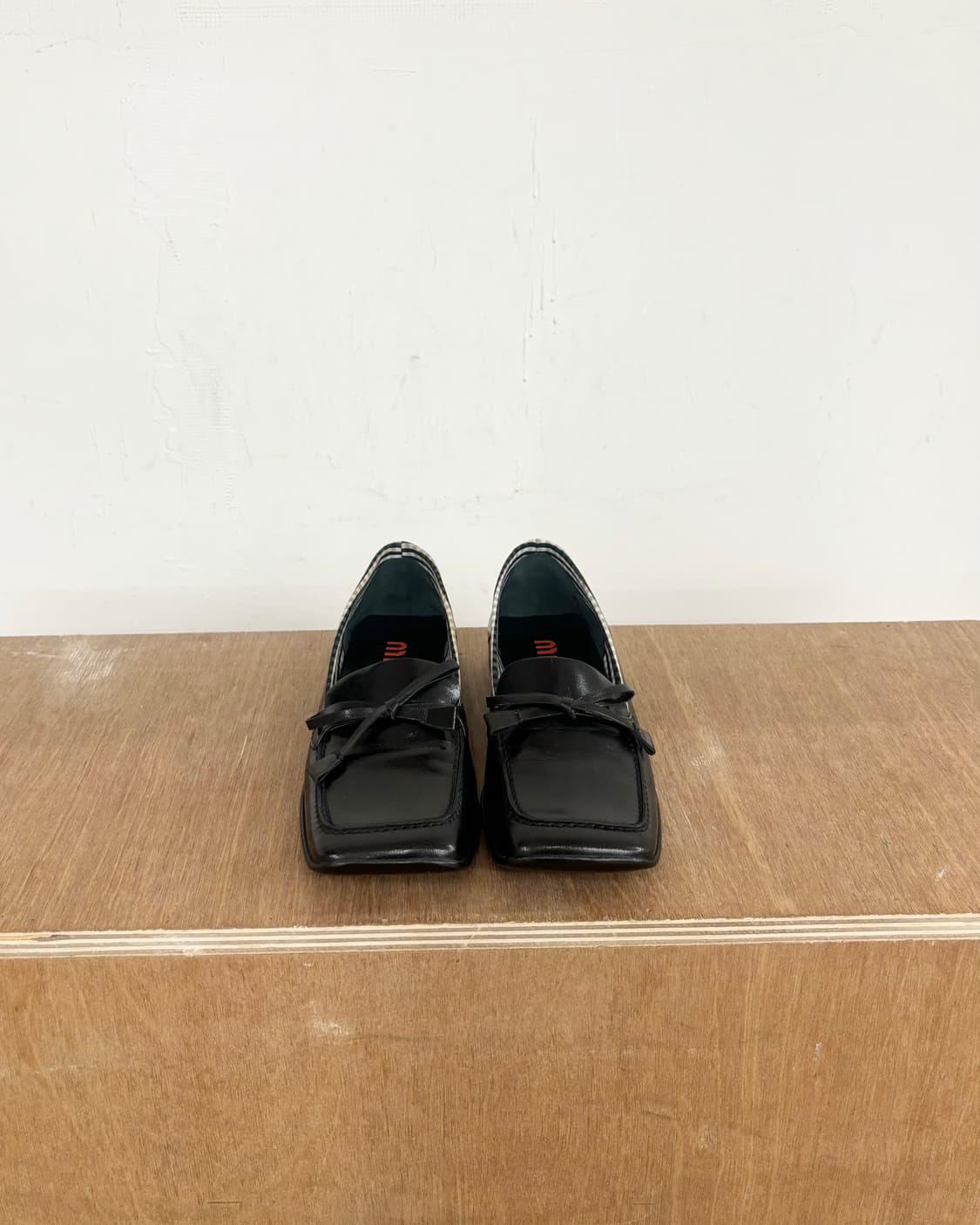 미우미우 블랙 스퀘어 토 로퍼 상품이미지2