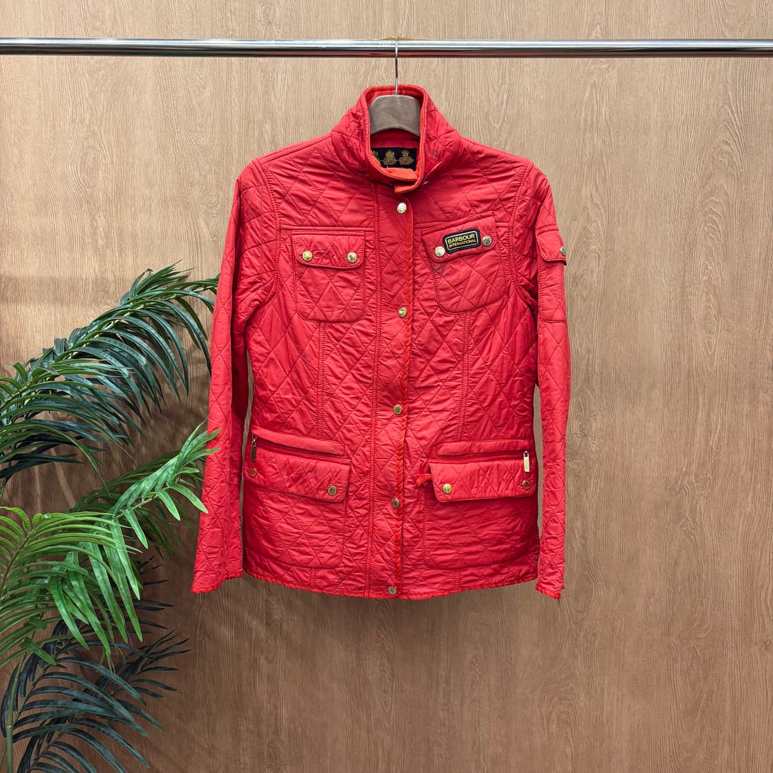 바버 하이넥 퀄팅 자켓 골드 스냅 버튼 플랩 포켓 로고 패치 디테일 레드 상품이미지1