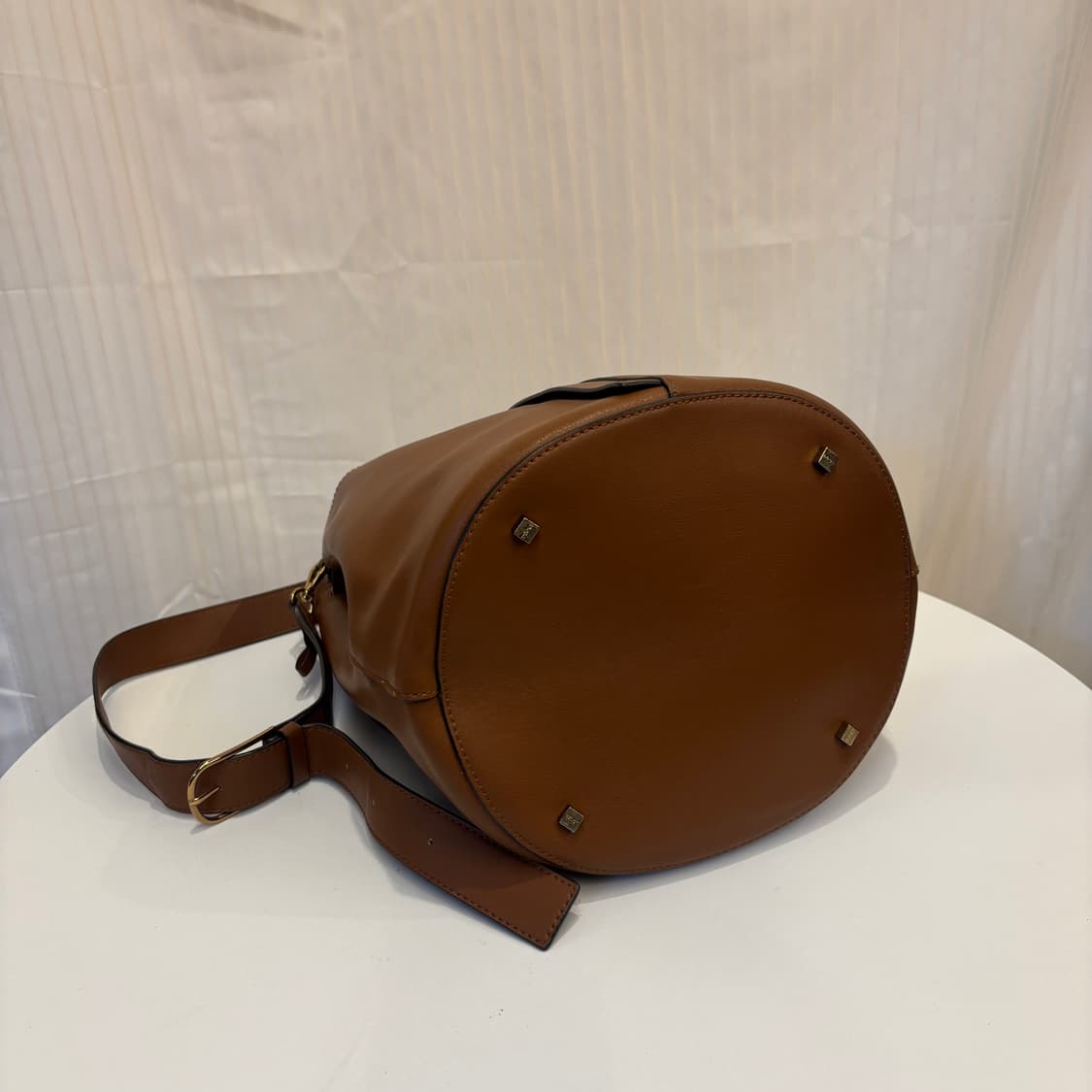 정품 덱케 하프문 버킷백     상품이미지7