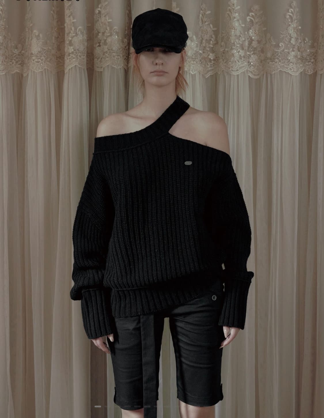 보헤미안서울 넥 컷 아웃 루즈핏 니트 상품이미지1